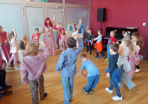 Dzieci podczas lekcji baletu.