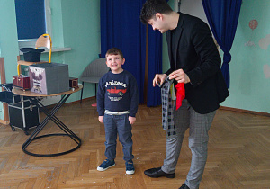 Chłopiec z grupy Małpek w roli asystenta.