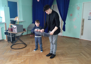 Chłopiec zauważył zniknięcie czerwonej chusteczki.