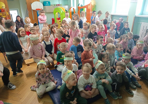 Asystent wraca na swoje miejsce wśród podziwu innych dzieci.