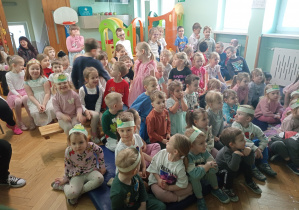 Dzieci z trzeciej grupy cieszą się razem ze swoim kolegą.