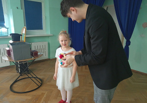 Dziewczynka z czwartej grupy "Pand" jako urocza asystentka iluzjonisty Davida.