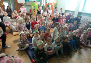 Przedszkolaki czekają w milczeniu co się wydarzy.