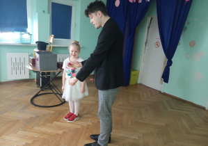 Czerwona piłeczka znalazła się w drugiej dłoni i podwoiła swoją liczbę.