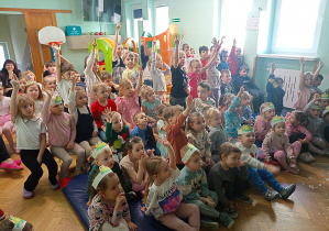 Dzieci zgłaszają chęć bycia asystentem.