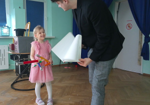 Dziewczynka przyjrzała się dokładnie i zauważyła, że książka ma białe kartki.