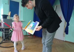 Po kilku czarodziejskich "machnięciach" w książce pojawiły się kolorowe obrazki zwierząt.