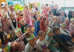 Przedszkolaki z czterech grup podczas pokazu magicznych sztuczek.