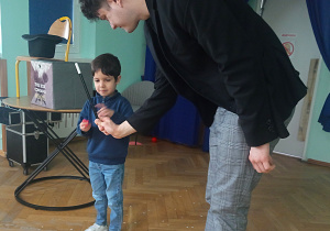 Chłopiec z drugiej grupy otrzymuje czarną pałeczkę.