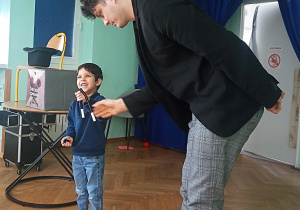 Pałeczka złamała się w rękach chłopczyka.