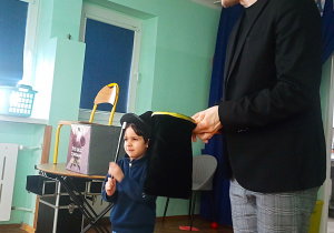 Chłopcu udało się naprawić worek.