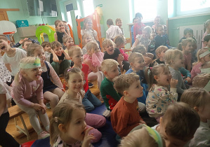 Rozbawiona publiczność przedszkolaków to najlepszy prezent dla iluzjonisty.