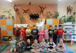 Dzieci przed wręczeniem prezentów z Panią Dyrektor PM nr 100.