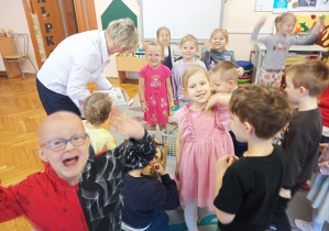 Entuzjazm dzieci wobec nowych zabawek.