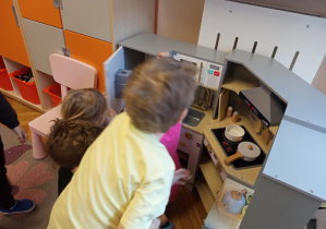 Dzieci oglądają nową kuchnię.