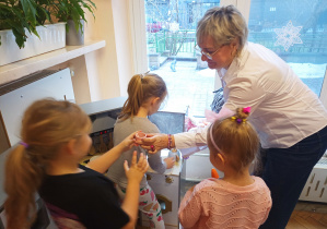 Dzieci "częstują" Panią Dyrektor kawą.