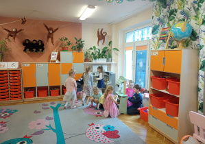 Dzieci podczas zabawy.