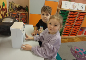 Dzieci odkrywają nowe funkcje pralki.