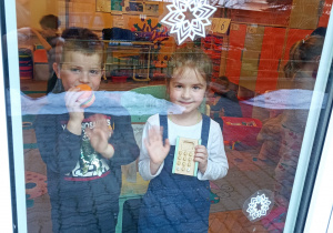 Para dzieci bawiących się zabawkami ze straganu.