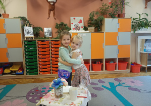 Smutek jednego dziecka wpływa na wzrost empatii u innego dziecka, które chce pocieszyć w smutku