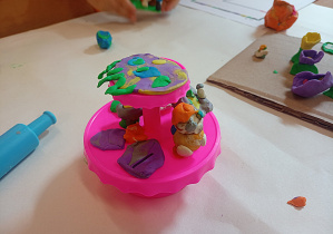 Słodkie i kolorowe ciastka i babeczki ulepione przez dzieci.