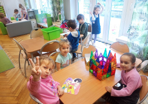 Dziewczynki przy stoliku w grupie "Pand" zbudowały z klocków magnetycznych piękny zamek - szkoda było niszczyć!