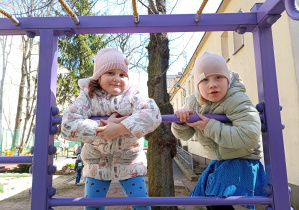 Dwie dziewczynki na drabinkach. 3.04.2026r.