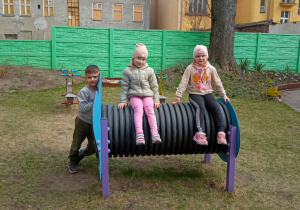 Troje dzieci z trzeciej grupy pozuje do pamiątkowego zdjecia. 3.04.2026r.