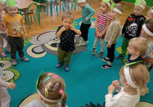 Dzieci w trakcie zabawy grupowej.