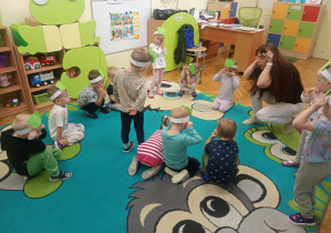 Dzieci naśladują Panią Małgosię, która "udaje" zajączka.