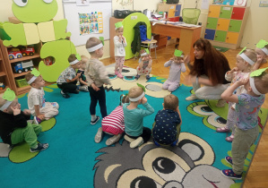 Maluszki podczas zabaw z Panią Małgosią.