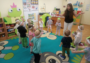 Dzieci uważnie obserwują i naśladują Panią Małgosię.