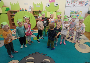 Dzieci śpiewają piosenkę a dwóch chłopców tańczy ze sobą.