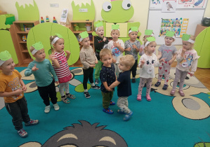 Dwóch chłopców tańczy podczas piosenki.