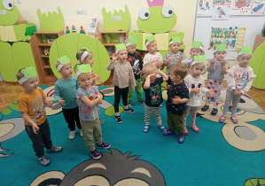 Maluszki ilustrują ruchem piosenkę grupy pt. "Jam jest żabka".