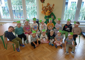 Dzieci ślicznie się uśmiechają "do zdjęcia".