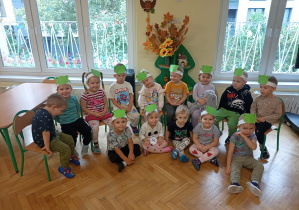 Dzieci z grupy Żabek pozują do pamiątkowego zdjęcia w Dniu Przedszkolaka świętowanego w przedszkolu.