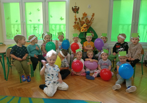 Dzieci pozują do pamiątkowego zdjęcia na tle zasłoniętych okien - teraz na zdjęciu są wszystkie obecne tego dnia dzieci.