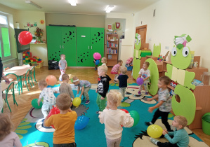 Dzieci swobodnie bawią się balonami.