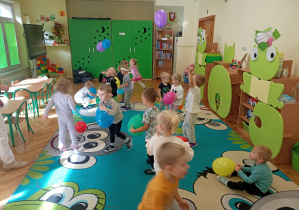 Podczas zabawy mozna popatrzeć, czyj balonik uniesie się najwyżej.