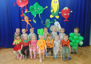 Dzieci prezentują się w kolorowych strojach.