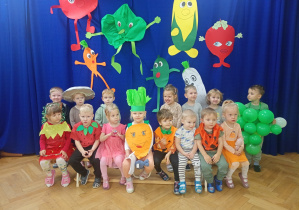 Dzieci z grupy Żabek na pamiątkowym zdjęciu przed zabawą przedszkolną.