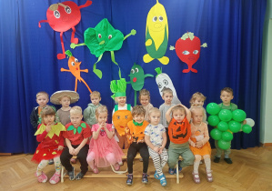 Żabki przyglądają się strojom innych dzieci.