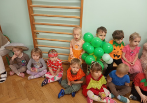 Dzieci słuchają zagadek.