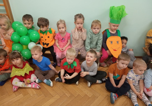 Maluszki czekają na tańce.