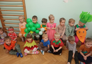 Maluszki przed zabawami ruchowymi.