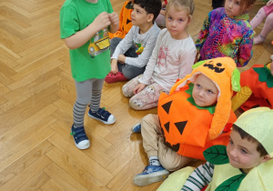 Chłopczyk z grupy I "Żabek" podszedł przywitać się ze starszymi kolegami.