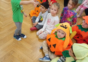 Chłopczyk z najmłodszej grupy podziwia stroje innych dzieci.