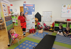 Pani ratowniczka ze swoimi pomocami edukacyjnymi podczas warsztatów.