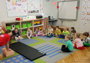 Ratowniczka pokazuje dzieciom jak przygotować "osobę poszkodowaną".